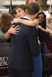 Theo James - Shailene Woodley, Kate Winslet, Theo James - на премьере фильма 'Divergent' at Odeon Leicester Square, Лондон, 30 марта 2014 (918xHQ) 1t7kuOsC