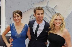 Theo James - Shailene Woodley, Kate Winslet, Theo James - на премьере фильма 'Divergent' at Odeon Leicester Square, Лондон, 30 марта 2014 (918xHQ) 2V2EsBc5