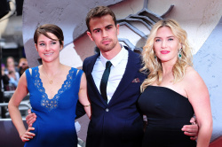 Theo James - Shailene Woodley, Kate Winslet, Theo James - на премьере фильма 'Divergent' at Odeon Leicester Square, Лондон, 30 марта 2014 (918xHQ) 2cMZZZ7j