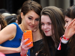 Theo James - Shailene Woodley, Kate Winslet, Theo James - на премьере фильма 'Divergent' at Odeon Leicester Square, Лондон, 30 марта 2014 (918xHQ) 2mDDkaBN