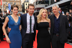 Theo James - Shailene Woodley, Kate Winslet, Theo James - на премьере фильма 'Divergent' at Odeon Leicester Square, Лондон, 30 марта 2014 (918xHQ) 3r0JfoXk