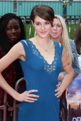 Theo James - Shailene Woodley, Kate Winslet, Theo James - на премьере фильма 'Divergent' at Odeon Leicester Square, Лондон, 30 марта 2014 (918xHQ) 47vFvhg0