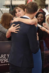 Theo James - Shailene Woodley, Kate Winslet, Theo James - на премьере фильма 'Divergent' at Odeon Leicester Square, Лондон, 30 марта 2014 (918xHQ) 4TZG19C0