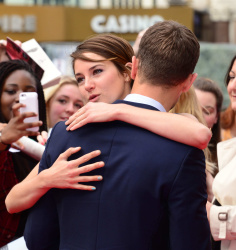 Kate Winslet - Shailene Woodley, Kate Winslet, Theo James - на премьере фильма 'Divergent' at Odeon Leicester Square, Лондон, 30 марта 2014 (918xHQ) 5E7nX6ns