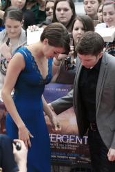 Theo James - Shailene Woodley, Kate Winslet, Theo James - на премьере фильма 'Divergent' at Odeon Leicester Square, Лондон, 30 марта 2014 (918xHQ) 8ith6fx8