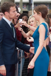 Theo James - Shailene Woodley, Kate Winslet, Theo James - на премьере фильма 'Divergent' at Odeon Leicester Square, Лондон, 30 марта 2014 (918xHQ) 8kkB7Jzc