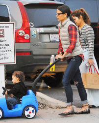 Jordana Brewster - Out with her son in Los Angeles, 9 января 2015 (18xHQ) A05J5UKL