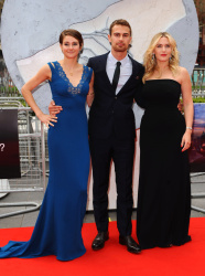 Shailene Woodley, Kate Winslet, Theo James - на премьере фильма 'Divergent' at Odeon Leicester Square, Лондон, 30 марта 2014 (918xHQ) CUKXtuaV