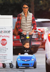 Jordana Brewster - Out with her son in Los Angeles, 9 января 2015 (18xHQ) DO6yabSd