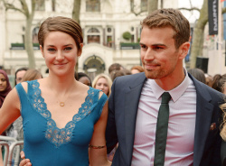 Theo James - Shailene Woodley, Kate Winslet, Theo James - на премьере фильма 'Divergent' at Odeon Leicester Square, Лондон, 30 марта 2014 (918xHQ) Dh4pOanC