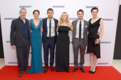 Theo James - Shailene Woodley, Kate Winslet, Theo James - на премьере фильма 'Divergent' at Odeon Leicester Square, Лондон, 30 марта 2014 (918xHQ) Dk9Pwoac