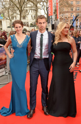 Theo James - Shailene Woodley, Kate Winslet, Theo James - на премьере фильма 'Divergent' at Odeon Leicester Square, Лондон, 30 марта 2014 (918xHQ) E9XejbW6