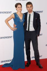 Kate Winslet - Shailene Woodley, Kate Winslet, Theo James - на премьере фильма 'Divergent' at Odeon Leicester Square, Лондон, 30 марта 2014 (918xHQ) EkctOOyA