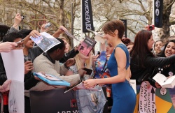 Theo James - Shailene Woodley, Kate Winslet, Theo James - на премьере фильма 'Divergent' at Odeon Leicester Square, Лондон, 30 марта 2014 (918xHQ) F2f24Smc