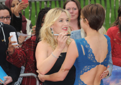 Kate Winslet - Shailene Woodley, Kate Winslet, Theo James - на премьере фильма 'Divergent' at Odeon Leicester Square, Лондон, 30 марта 2014 (918xHQ) F6erTPzP