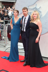 Theo James - Shailene Woodley, Kate Winslet, Theo James - на премьере фильма 'Divergent' at Odeon Leicester Square, Лондон, 30 марта 2014 (918xHQ) FQBal4LV