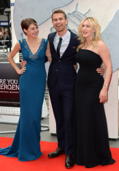 Theo James - Shailene Woodley, Kate Winslet, Theo James - на премьере фильма 'Divergent' at Odeon Leicester Square, Лондон, 30 марта 2014 (918xHQ) FvyOzteH