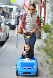 Jordana Brewster - Out with her son in Los Angeles, 9 января 2015 (18xHQ) Gea6VOar