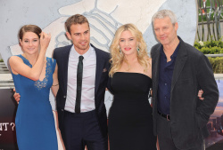 Theo James - Shailene Woodley, Kate Winslet, Theo James - на премьере фильма 'Divergent' at Odeon Leicester Square, Лондон, 30 марта 2014 (918xHQ) Glkc17l6