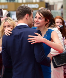 Kate Winslet - Shailene Woodley, Kate Winslet, Theo James - на премьере фильма 'Divergent' at Odeon Leicester Square, Лондон, 30 марта 2014 (918xHQ) GoVpwtaS