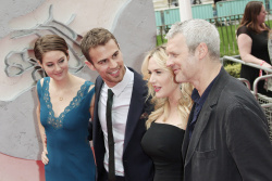 Theo James - Shailene Woodley, Kate Winslet, Theo James - на премьере фильма 'Divergent' at Odeon Leicester Square, Лондон, 30 марта 2014 (918xHQ) GpDSzryP