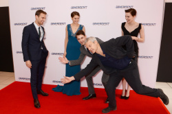 Theo James - Shailene Woodley, Kate Winslet, Theo James - на премьере фильма 'Divergent' at Odeon Leicester Square, Лондон, 30 марта 2014 (918xHQ) HTzwrJBO