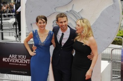 Theo James - Shailene Woodley, Kate Winslet, Theo James - на премьере фильма 'Divergent' at Odeon Leicester Square, Лондон, 30 марта 2014 (918xHQ) Hujsyk67