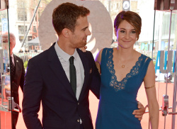 Theo James - Shailene Woodley, Kate Winslet, Theo James - на премьере фильма 'Divergent' at Odeon Leicester Square, Лондон, 30 марта 2014 (918xHQ) JD1RILK2