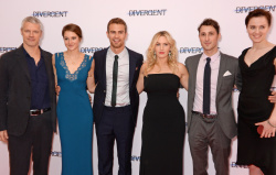 Theo James - Shailene Woodley, Kate Winslet, Theo James - на премьере фильма 'Divergent' at Odeon Leicester Square, Лондон, 30 марта 2014 (918xHQ) KP9ve8rC