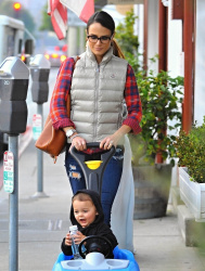 Jordana Brewster - Out with her son in Los Angeles, 9 января 2015 (18xHQ) KuQHV0TT
