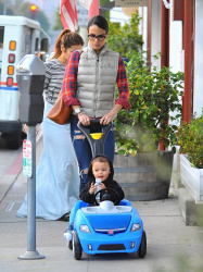 Jordana Brewster - Out with her son in Los Angeles, 9 января 2015 (18xHQ) LHmoGLpk