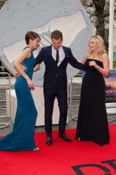 Theo James - Shailene Woodley, Kate Winslet, Theo James - на премьере фильма 'Divergent' at Odeon Leicester Square, Лондон, 30 марта 2014 (918xHQ) NV7gRkJS