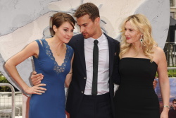 Theo James - Shailene Woodley, Kate Winslet, Theo James - на премьере фильма 'Divergent' at Odeon Leicester Square, Лондон, 30 марта 2014 (918xHQ) NjZcqZMV