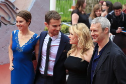 Theo James - Shailene Woodley, Kate Winslet, Theo James - на премьере фильма 'Divergent' at Odeon Leicester Square, Лондон, 30 марта 2014 (918xHQ) OLoJdSTu
