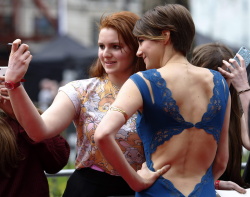 Theo James - Shailene Woodley, Kate Winslet, Theo James - на премьере фильма 'Divergent' at Odeon Leicester Square, Лондон, 30 марта 2014 (918xHQ) OgW3QeTI