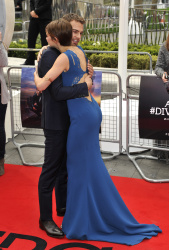 Theo James - Shailene Woodley, Kate Winslet, Theo James - на премьере фильма 'Divergent' at Odeon Leicester Square, Лондон, 30 марта 2014 (918xHQ) Oz5AdGNh