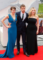 Theo James - Shailene Woodley, Kate Winslet, Theo James - на премьере фильма 'Divergent' at Odeon Leicester Square, Лондон, 30 марта 2014 (918xHQ) PIEk5cID