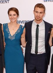 Theo James - Shailene Woodley, Kate Winslet, Theo James - на премьере фильма 'Divergent' at Odeon Leicester Square, Лондон, 30 марта 2014 (918xHQ) PpZCGac3