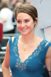 Theo James - Shailene Woodley, Kate Winslet, Theo James - на премьере фильма 'Divergent' at Odeon Leicester Square, Лондон, 30 марта 2014 (918xHQ) QKEgdhbs