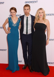 Theo James - Shailene Woodley, Kate Winslet, Theo James - на премьере фильма 'Divergent' at Odeon Leicester Square, Лондон, 30 марта 2014 (918xHQ) RDC3jGEw