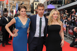 Theo James - Shailene Woodley, Kate Winslet, Theo James - на премьере фильма 'Divergent' at Odeon Leicester Square, Лондон, 30 марта 2014 (918xHQ) REW68VxA