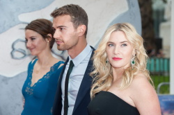 Kate Winslet - Shailene Woodley, Kate Winslet, Theo James - на премьере фильма 'Divergent' at Odeon Leicester Square, Лондон, 30 марта 2014 (918xHQ) RdcCEo1Y