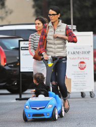 Jordana Brewster - Out with her son in Los Angeles, 9 января 2015 (18xHQ) SFHdPYka