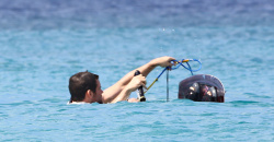 Daniel Gillies - On the beach in Barbados (2014.12.20) - 26xHQ T6jdSWhP