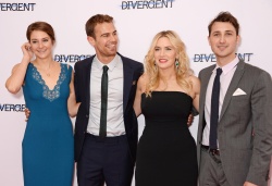 Theo James - Shailene Woodley, Kate Winslet, Theo James - на премьере фильма 'Divergent' at Odeon Leicester Square, Лондон, 30 марта 2014 (918xHQ) W96NngBp