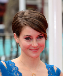 Theo James - Shailene Woodley, Kate Winslet, Theo James - на премьере фильма 'Divergent' at Odeon Leicester Square, Лондон, 30 марта 2014 (918xHQ) WTXbDeB0