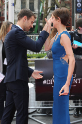 Theo James - Shailene Woodley, Kate Winslet, Theo James - на премьере фильма 'Divergent' at Odeon Leicester Square, Лондон, 30 марта 2014 (918xHQ) Xo8g7Pk2