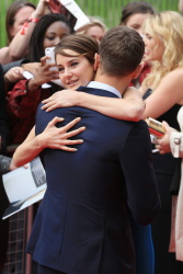 Theo James - Shailene Woodley, Kate Winslet, Theo James - на премьере фильма 'Divergent' at Odeon Leicester Square, Лондон, 30 марта 2014 (918xHQ) YIDvTG0m
