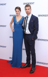 Theo James - Shailene Woodley, Kate Winslet, Theo James - на премьере фильма 'Divergent' at Odeon Leicester Square, Лондон, 30 марта 2014 (918xHQ) YYeqKk9g