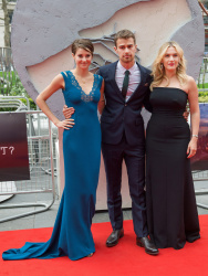 Theo James - Shailene Woodley, Kate Winslet, Theo James - на премьере фильма 'Divergent' at Odeon Leicester Square, Лондон, 30 марта 2014 (918xHQ) AJkZ02vD
